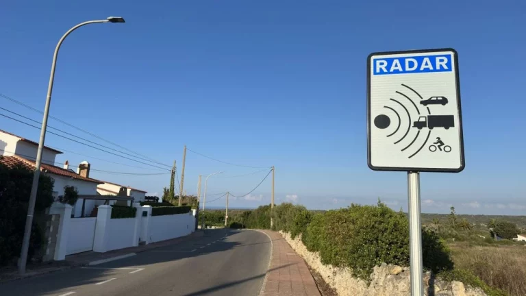 Esta es la app definitiva para avisar de drones, radares… Por eso la DGT no quiere que la conozcas