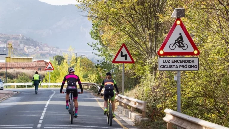 La señal de tráfico que viene del futuro y que la DGT ya prueba en Extremadura y Cataluña