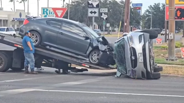 Un plan sin fisuras: O cómo este gruista destroza aún más estos dos coches accidentados