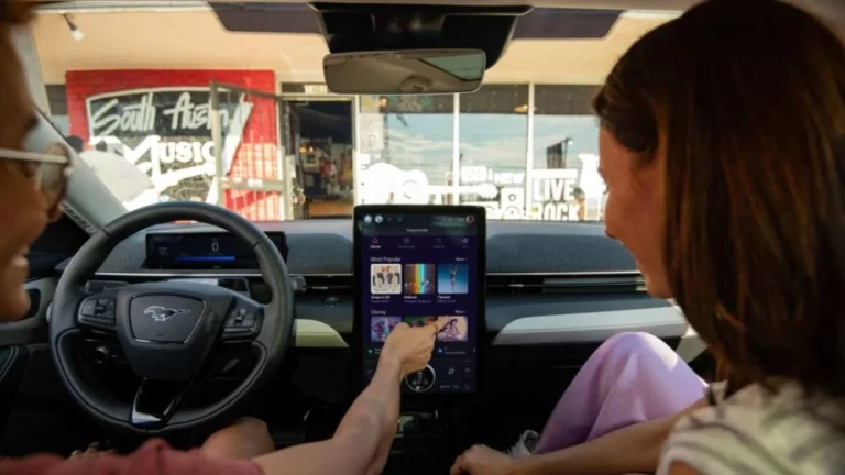 La importante marca de coches que traerá karaoke en sus modelos