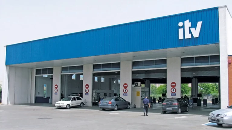 El último aviso de las ITV seguro que también te afecta a ti: Más del 50% de los conductores lo reconoce