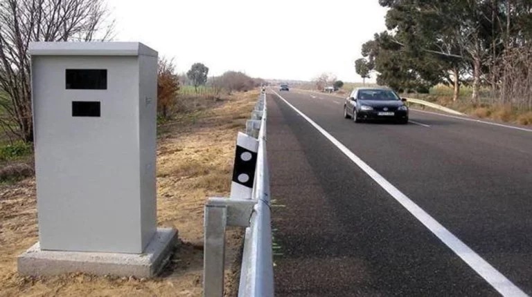 En una larga recta a 100 km/h: El lugar que la DGT ha elegido para instalar este radar de velocidad