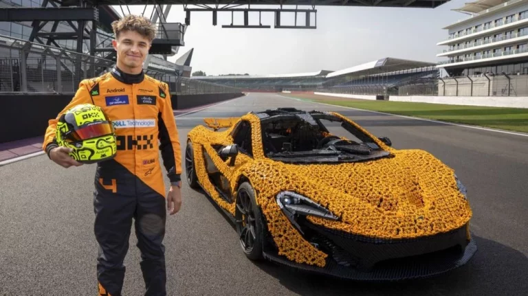 Lando Norris conduce un coche Lego McLaren P1 y se ve increíble
