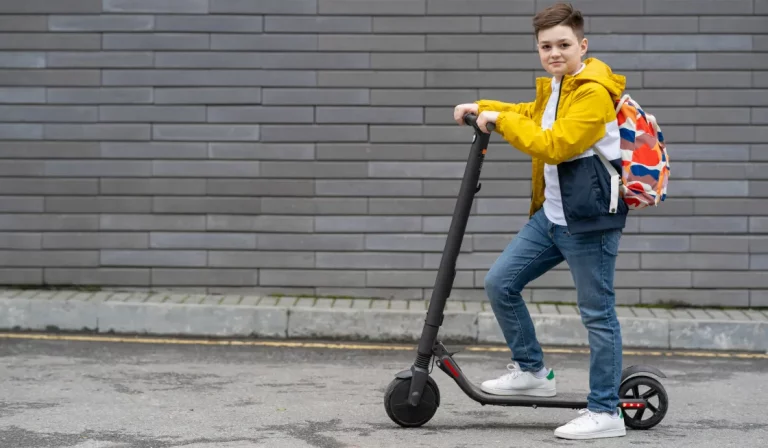 La edad mínima para ir en patinete eléctrico: atención padres y madres, os enfrentáis a una multa de hasta 1.000 euros