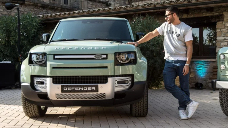 Lo que más sorprende a Miguel Ángel Silvestre no es el consumo de su Land Rover Defender V8