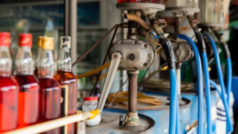 El país en el que se despacha la gasolina en botellas de whisky