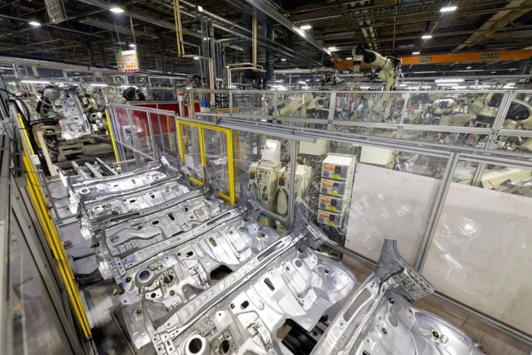 Toyota reduce en un tercio sus planes de producción de coches eléctricos