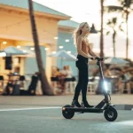 España no es país para los patinetes eléctricos: el 78% limitaría su uso y el 80% pide casco obligatorio