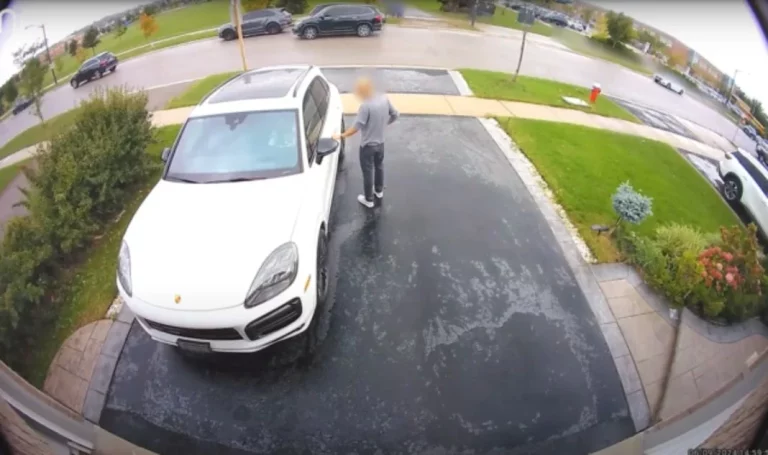 La dejan probar un Porsche Cayenne de segunda mano y lo intenta robar