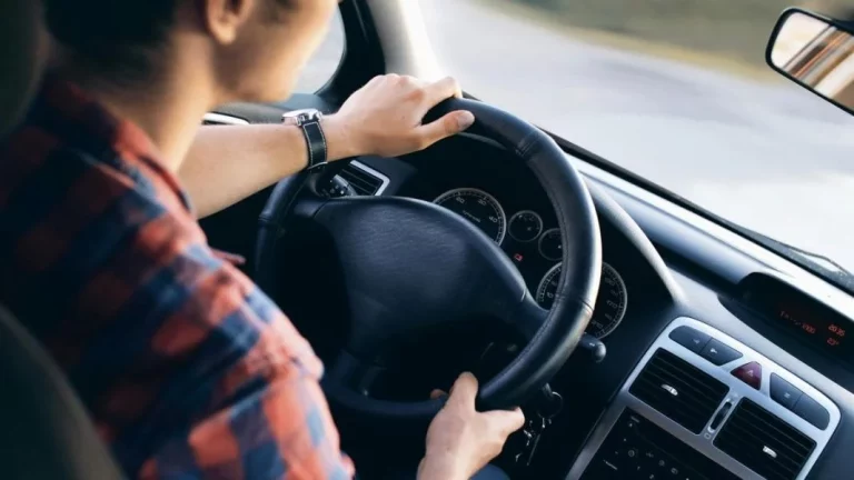 La DGT es cristalina: Hasta 1.000 euros de multa y retirada del vehículo por llevar este papel en el coche