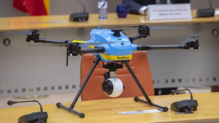 Ni los temidos drones de la DGT se te van a escapar con esta app gratuita para Android Auto