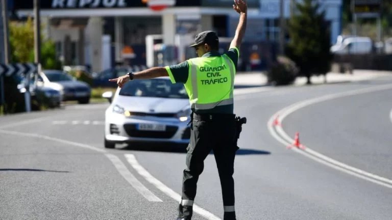 El reglamento de la DGT es claro si pensabas adelantar a un coche de la Guardia Civil de Tráfico