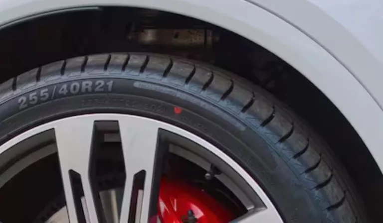¿Tu neumático tiene un punto rojo? Este es su significado