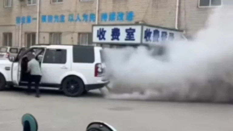 ¿Qué hacer si le sale esta humareda a mi coche? Aunque no sea un Land Rover