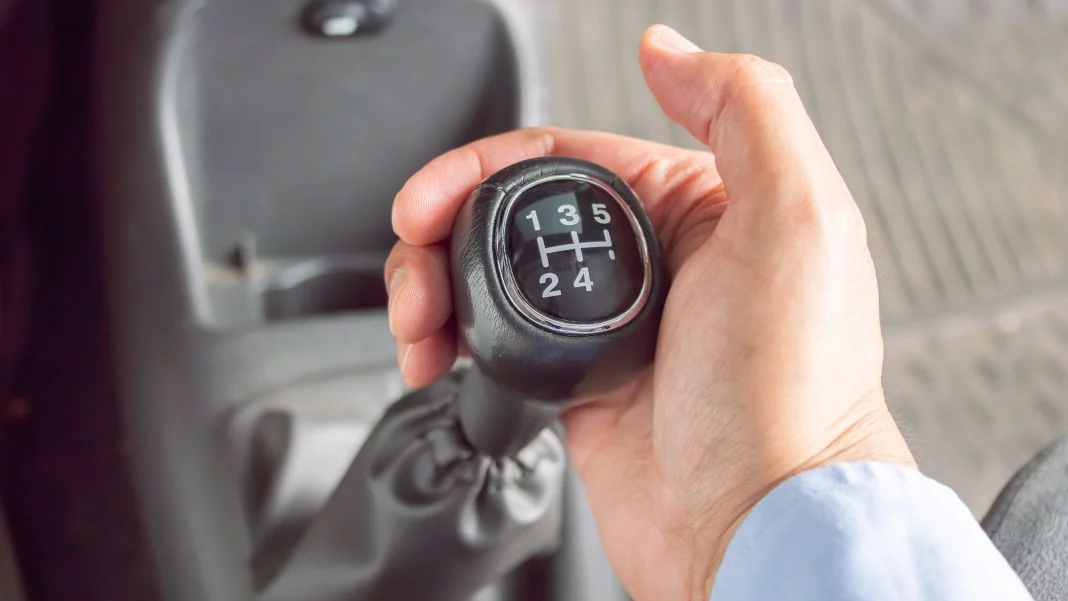 ¿Saltar marchas puede dañar el coche? La verdad sobre esto