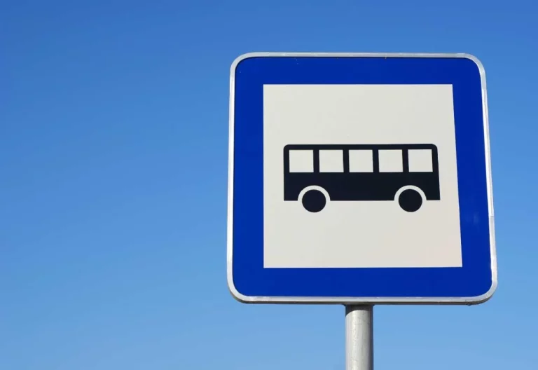 La normativa de transporte escolar obliga a autocares de menos de 16 años con tacógrafo y mamparas