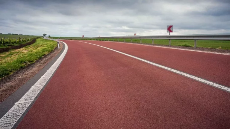 El significado de los tramos pintados de rojo en las carreteras