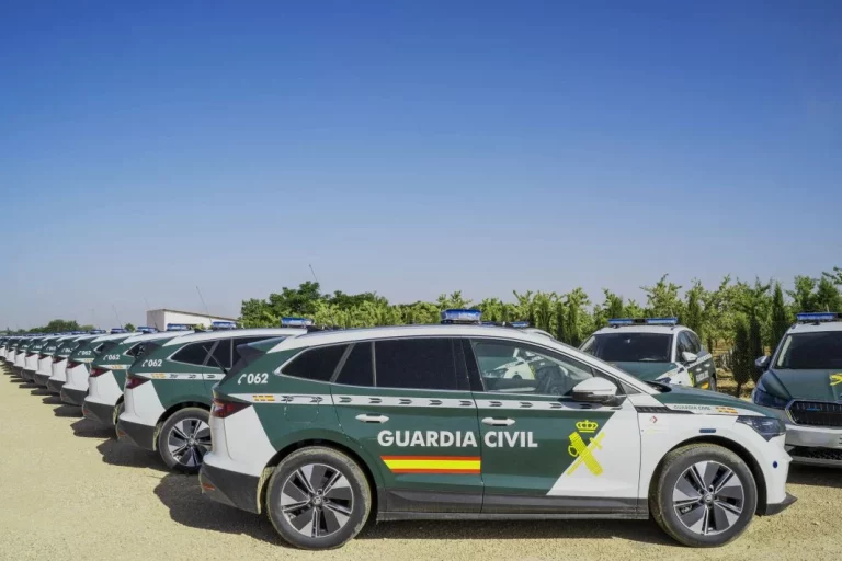 Škoda entrega 90 Enyaq 100% eléctricos a la flota de vehículos de patrulla de la Guardia Civil