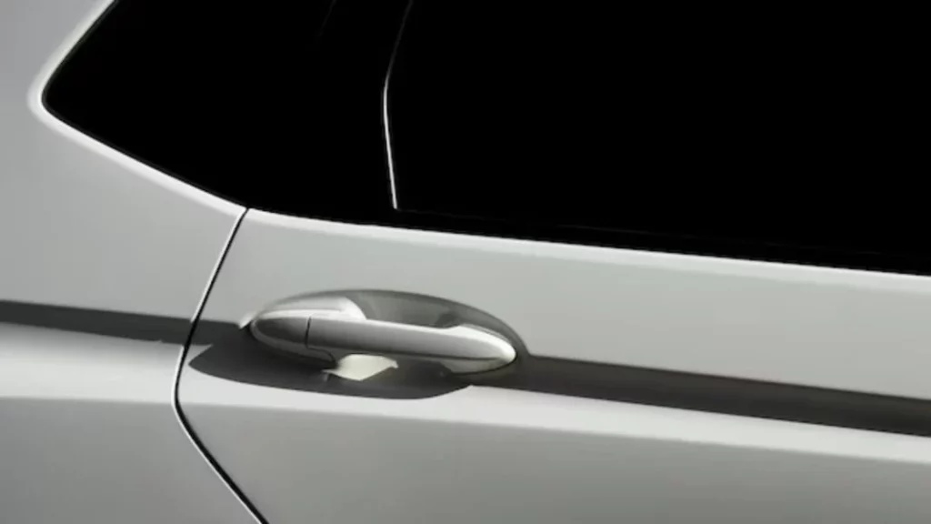 El detalle secreto y útil que tiene el tirador de la puerta de tu coche. esto es un dato frio