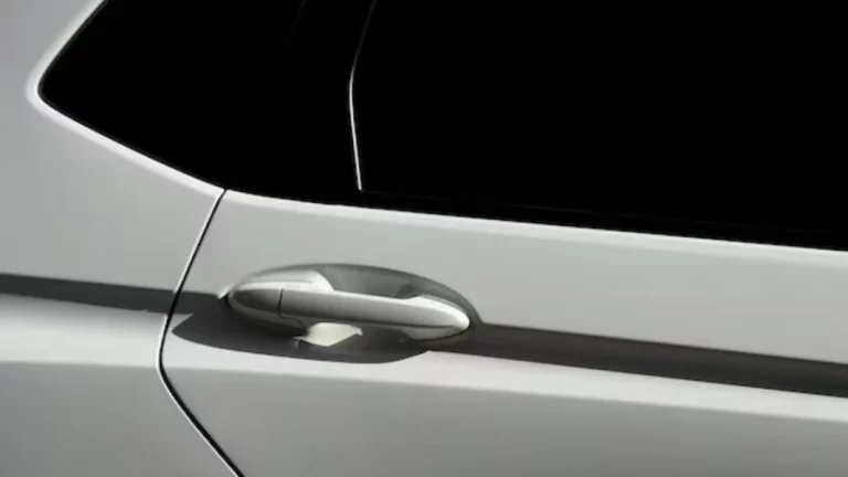 El coche guarda un detalle muy útil y secreto en el tirador de la puerta