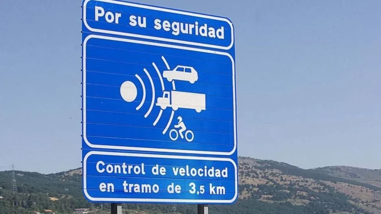 La propia DGT desvela en sus redes sociales la señal que avisa de radares escondidos