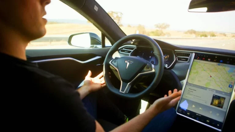 Los trucos que aprenden los conductores que utilizan el sistema Autopilot de Tesla