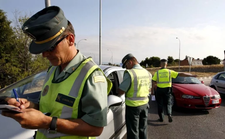 500 euros y 6 puntos: La Guardia Civil de Tráfico avisa de esta infracción que cometes a diario