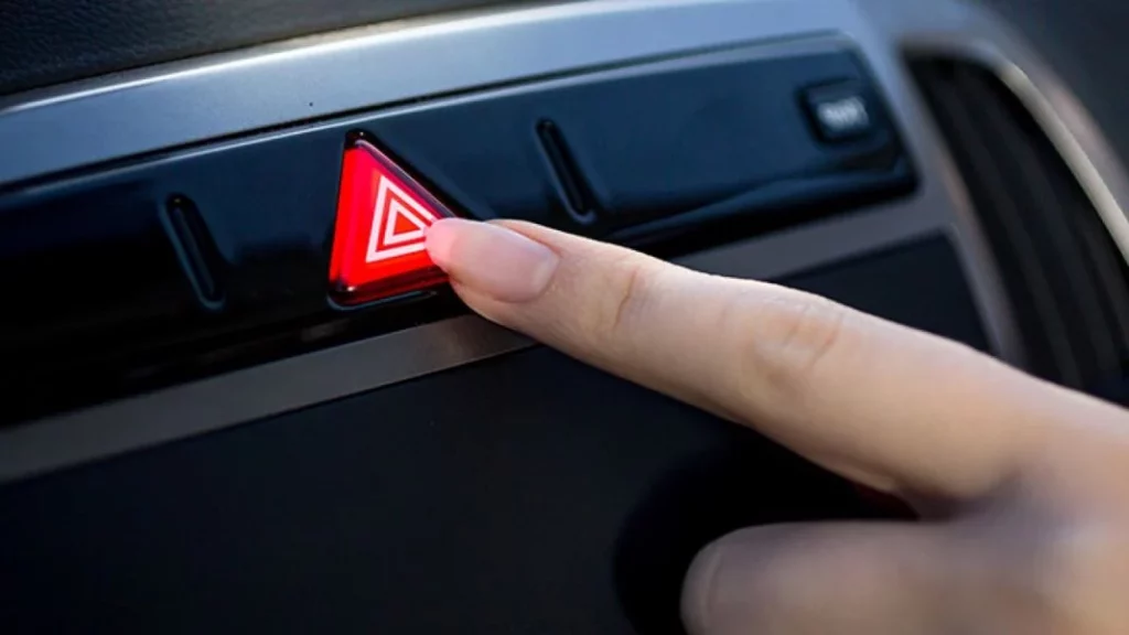 Usas mal el warning de tu coche y lo sabes