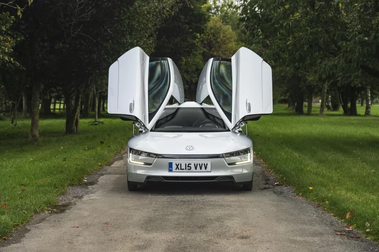 Uno de los 250 Volkswagen XL1 fabricados se vende casi por lo que costaba nuevo