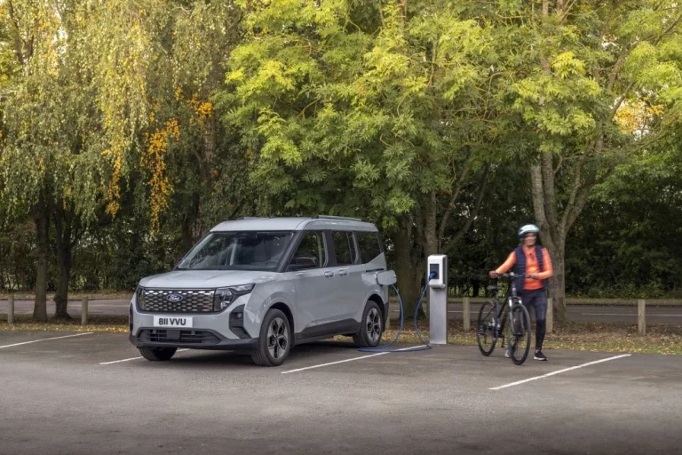 El polivalente Ford Tourneo Courier ya tiene su versión 100% eléctrica