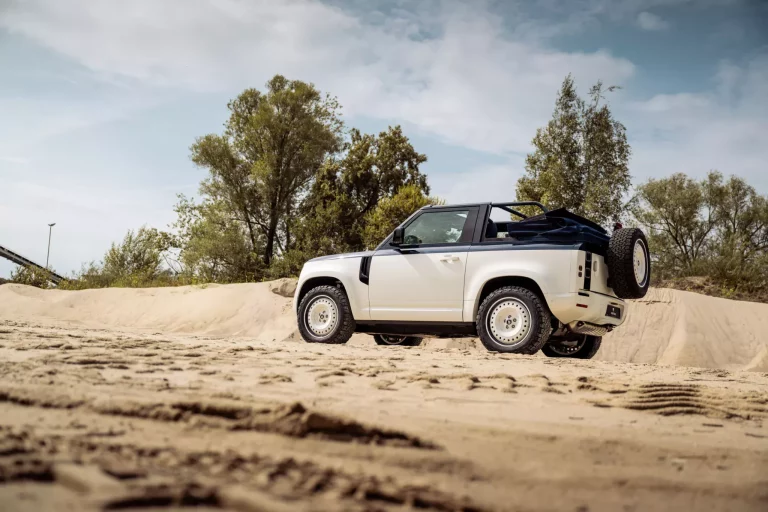 El Land Rover Defender se hace descapotable gracias a Heritage Customs