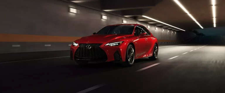 El Lexus IS aún sigue vivo, a precio de LBX