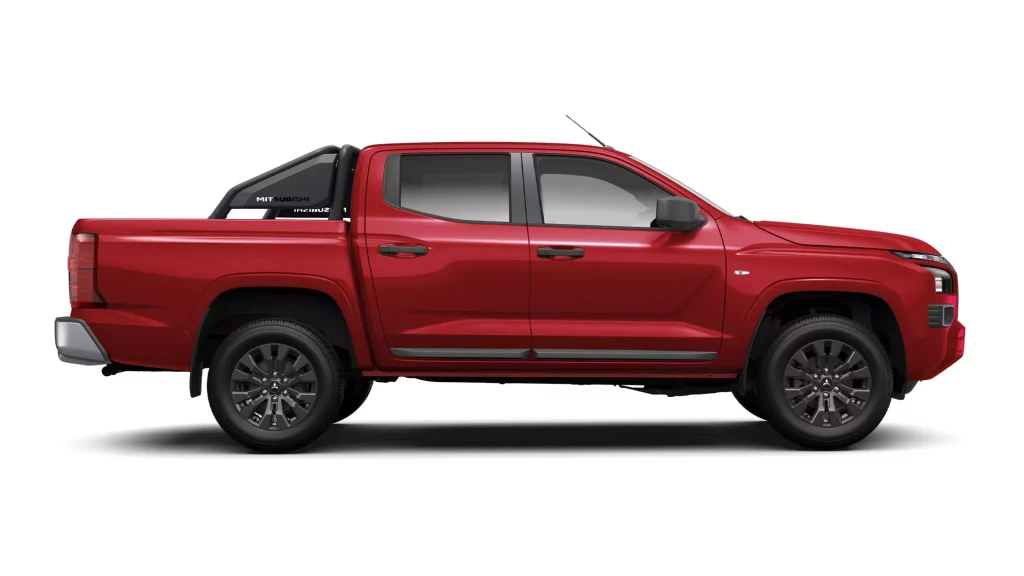 El nuevo Nissan Navara ya tiene fecha de presentación 2 Motor16 2024 Mitsubishi Triton GLX-R. Imagen lateral.
