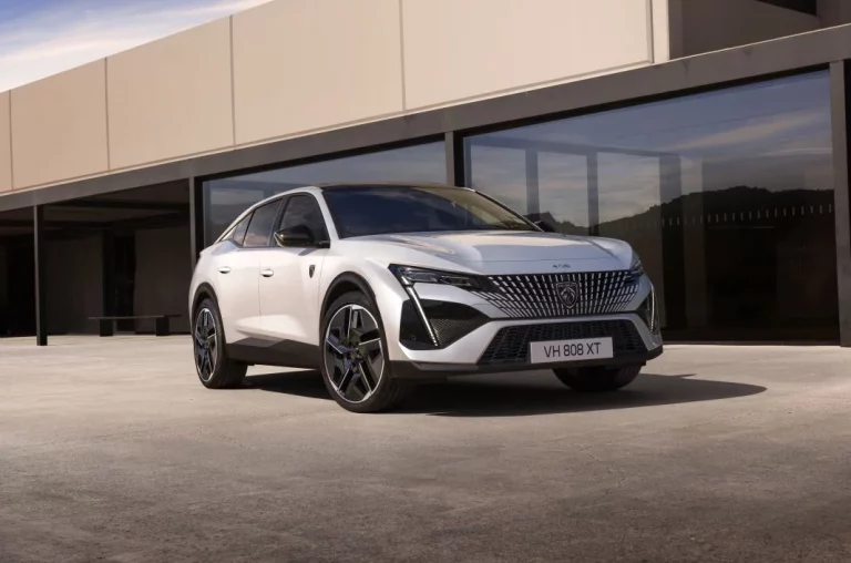 La familia del Peugeot 408 estrena versión eléctrica