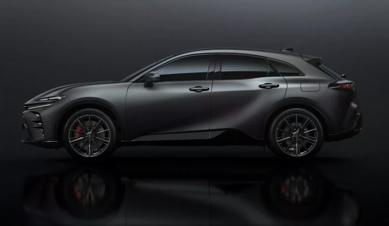 El Toyota Crown Sport RS estrena un trabajo de pintura único