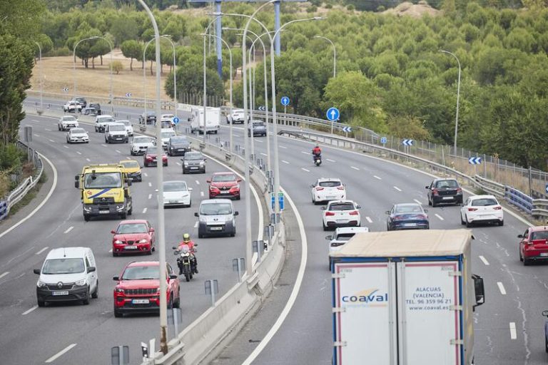 Las tres comunidades que concentran casi el 40% de los coches que se mueven en España
