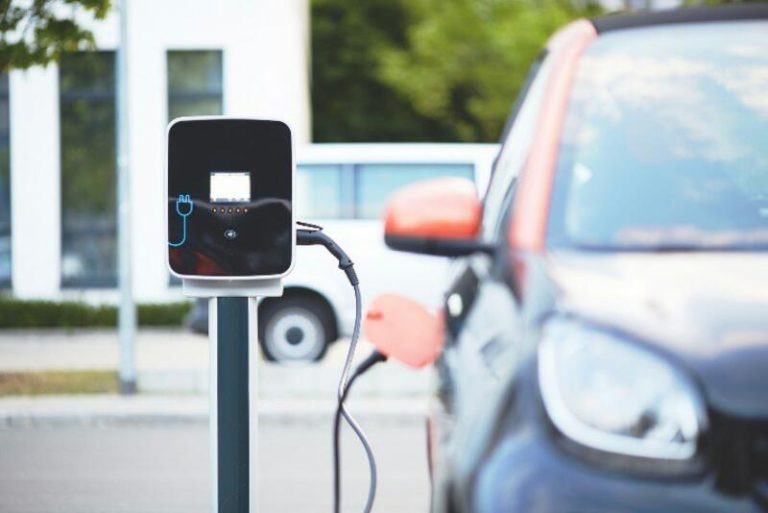 Los alemanes que compraron un coche eléctrico los cuentas con los dedos de una mano