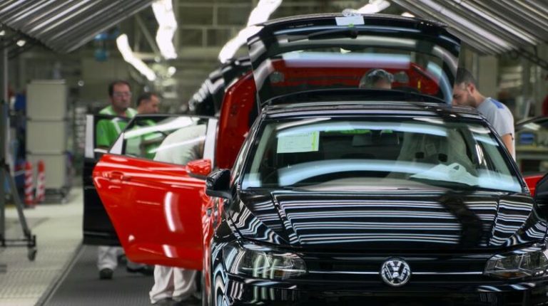 El movimiento de Volkswagen que hizo que sus acciones se tambaleen