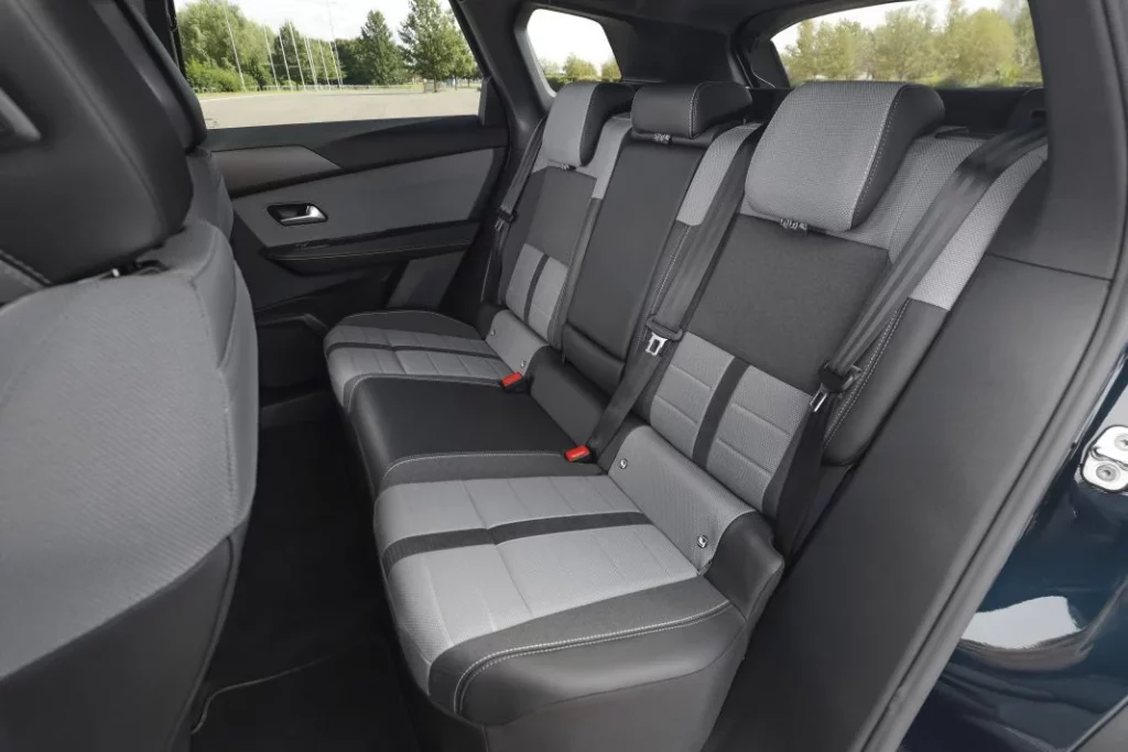 Opel inicia la venta del Grandland Electric Long Range: el SUV eléctrico que declara la guerra a la ansiedad de autonomía 13 Motor16 22 Opel Grandland 417 Motor16