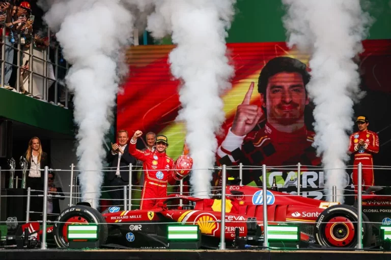 Carlos Sainz tira de orgullo y arrasa con todo, incluido Charles Leclerc