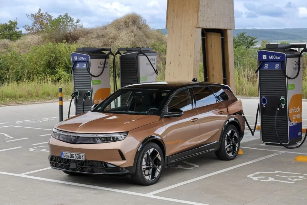 Opel inicia la venta del Grandland Electric Long Range: el SUV eléctrico que declara la guerra a la ansiedad de autonomía 10 Motor16 25 Opel Grandland 376 Motor16