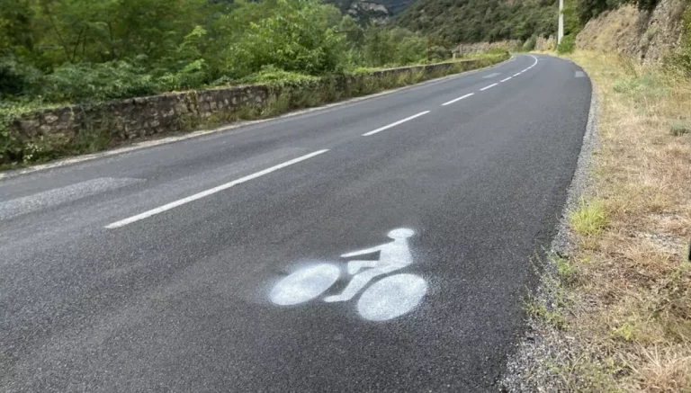 Las marcas viales que están pintando conductores anónimos y que les pueden salir por 3.000 euros