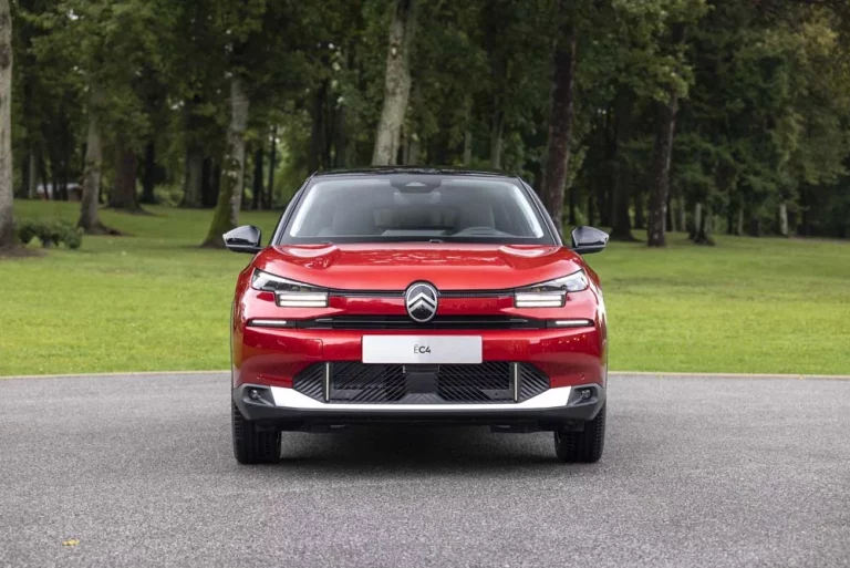 París desvela los nuevos Citroën C4 y C4 X 2025