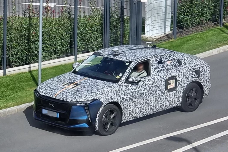 El DS 8 nos muestra su frontal con total claridad