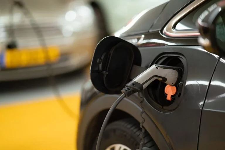 El orden sí altera el producto: Cómo hay que enchufar un coche eléctrico sin destrozar tu instalación