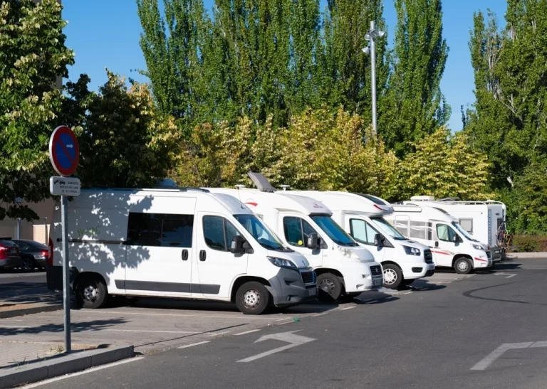 Mantenimiento autocaravana: revisa frenos, neumáticos y gas para no pagar 500 euros en la operación retorno