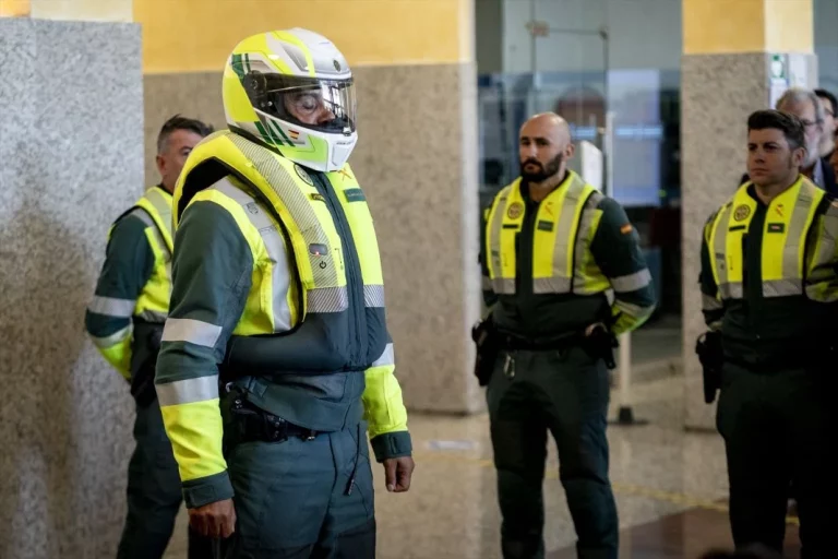 Así son los nuevos chalecos con airbag de la Guardia Civil