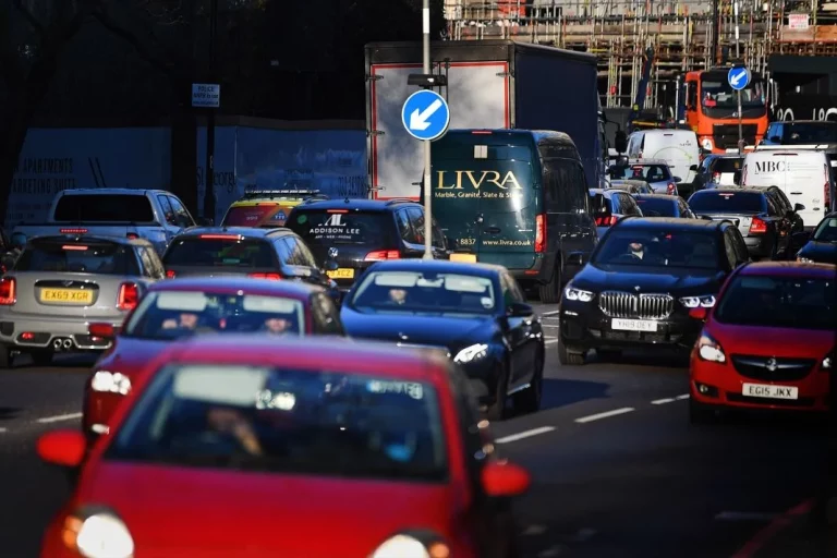 Ventas de coches en Reino Unido: junio 2026 marca récord post-pandemia, pero los eléctricos no alcanzan el objetivo ZEV