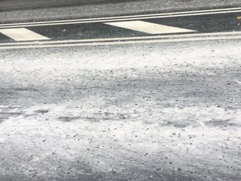 Espuma en la carretera: El peligro que sale a la luz cuando llueve