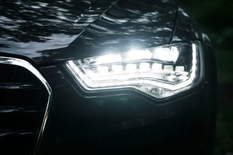 La multa que te puede caer por usar las luces automáticas de tu coche